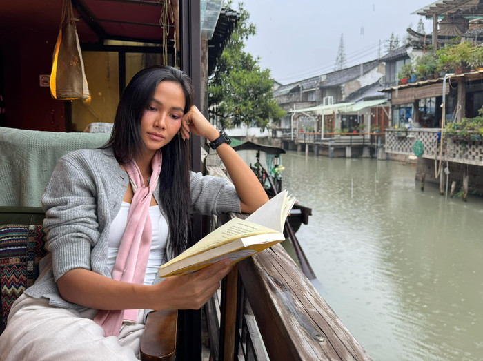 H'Hen Niê mới có chuyến công tác ở nước ngoài. Ảnh: FBNV