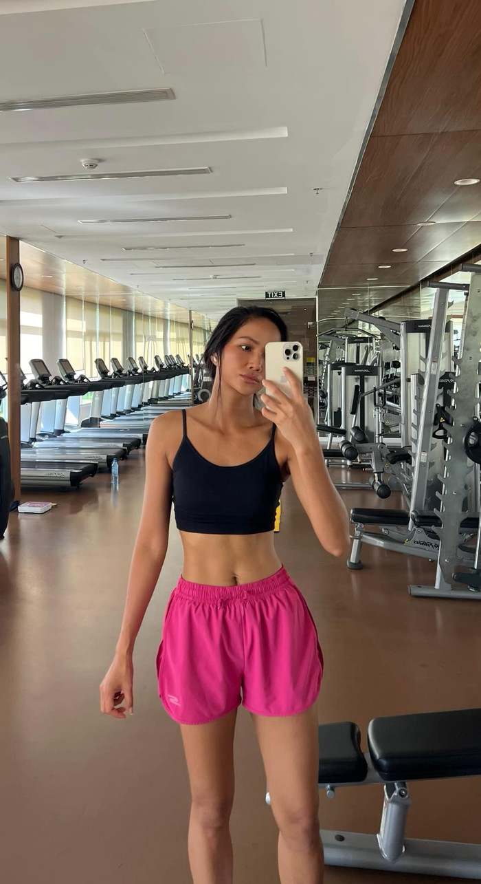 H'Hen Niê luôn tranh thủ mọi lúc, mọi nơi để tập luyện. Ảnh: FBNV