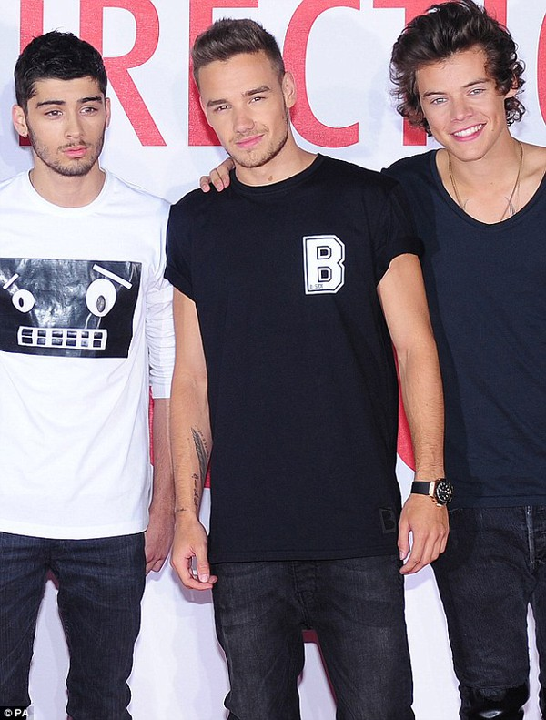 Liam Payne (giữa) xuất hiện cùng One Direction.