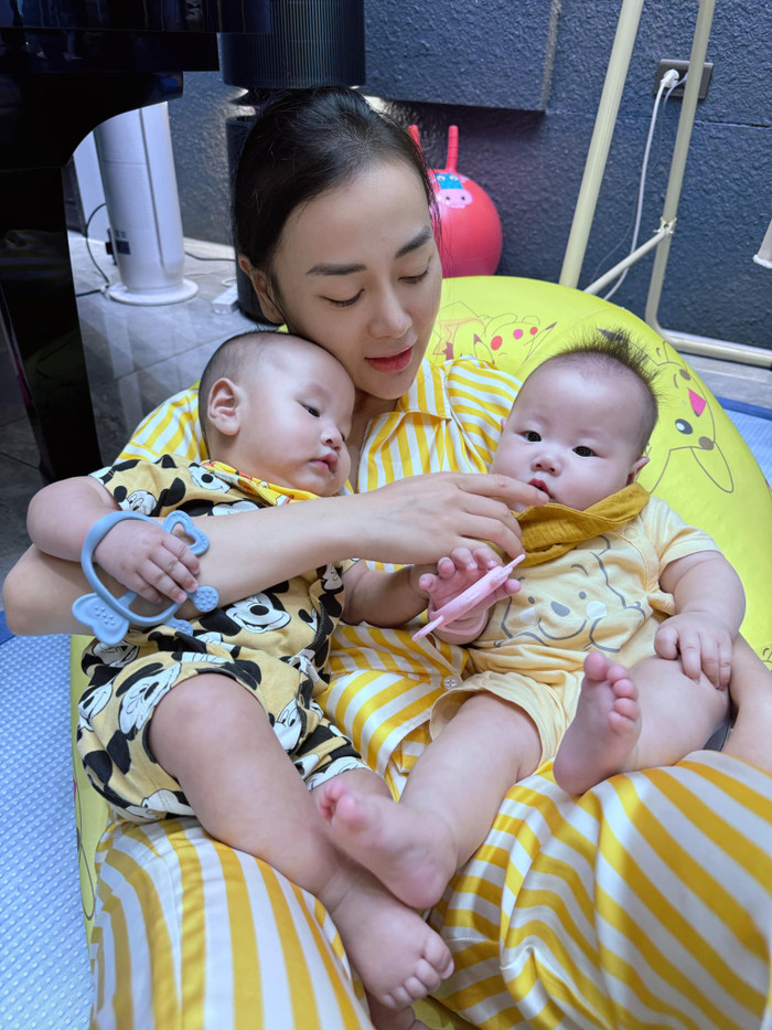 Phương Oanh và 2 con.