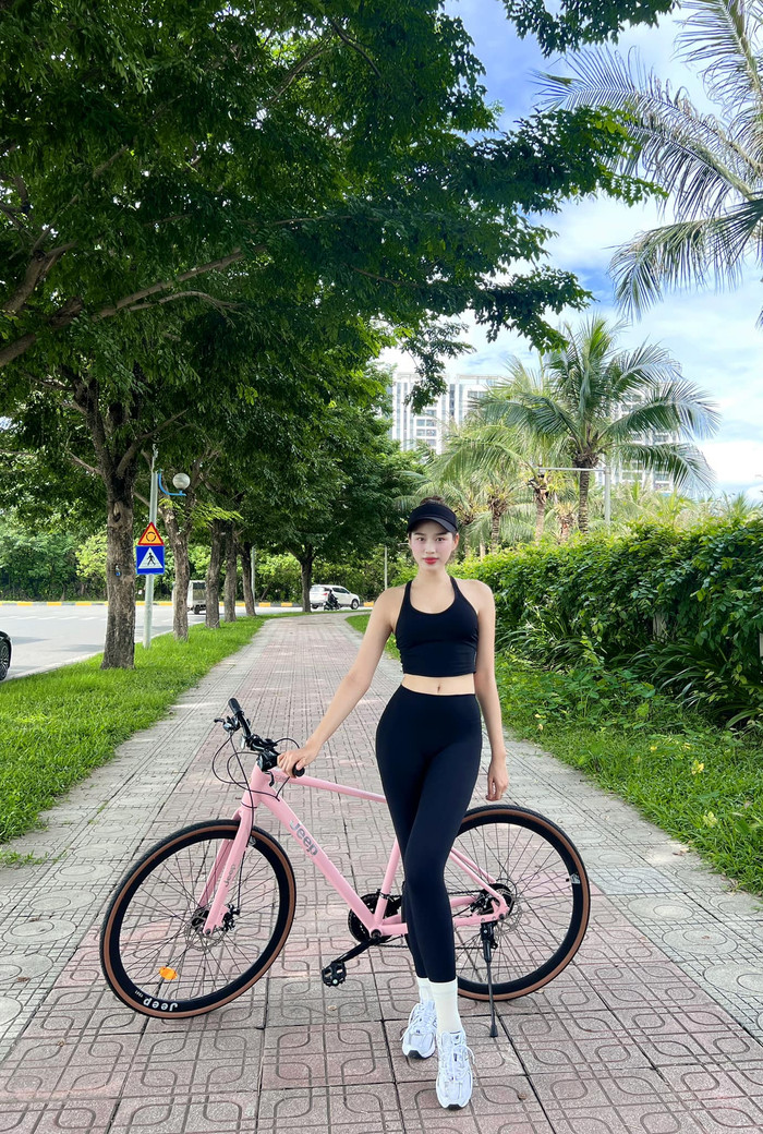 Thời điểm bị thương ở chân, Đỗ Thị Hà tạm ngừng tập Pickleball. Cô chuyển hướng sang bộ môn thể thao mới là đạp xe. Trong tình huống này, Đỗ Thị Hà không còn 'trưng dụng' chân váy ngắn giống những lần xuống sân tập Pickleball. Nàng hậu diện quần legging kết hợp cùng áo croptop ôm sát. Màn 'lên đồ' này dù đơn giản những vẫn giúp Đỗ Thị Hà khoe khéo 'cặp kiếm Nhật' dài 1m11.