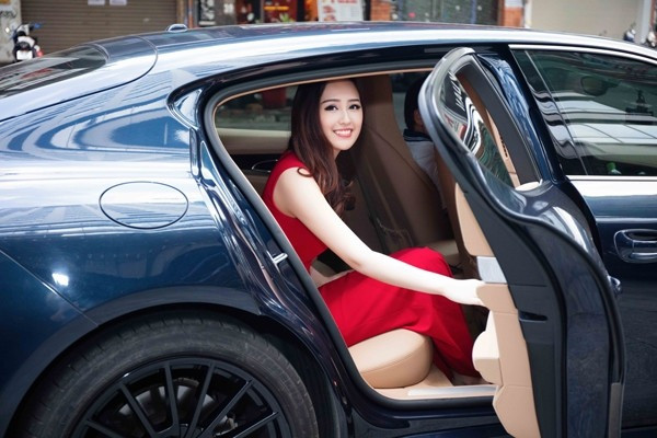 Mỹ nhân sở hữu loạt hàng hiệu, xe sang. 