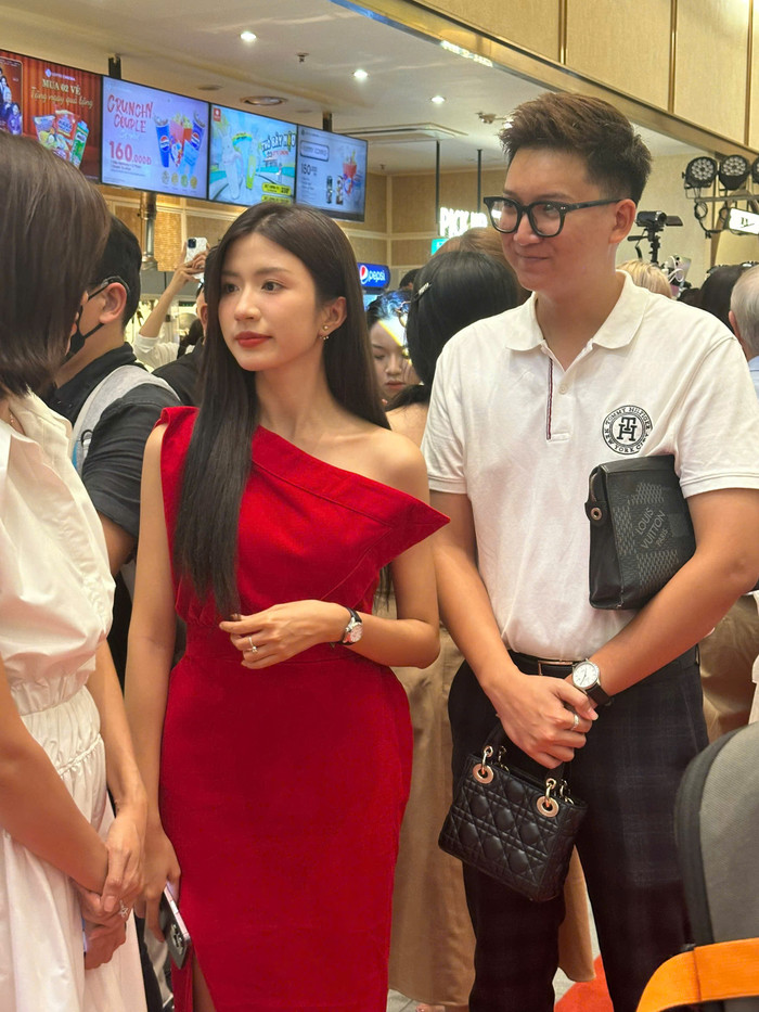 Nữ diễn viên được ông xã tháp tùng đi sự kiện