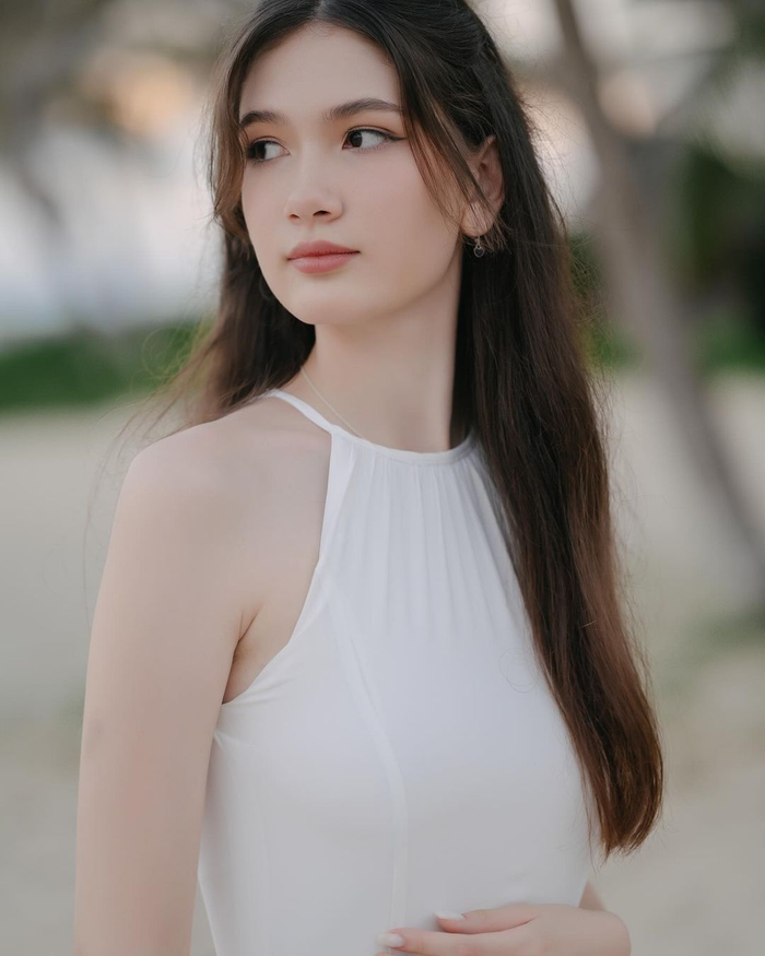 Em gái thủ môn Đặng Văn Lâm trổ mã ở tuổi 17. Nhờ gen lai Tây từ mẹ, cô nàng cán mốc 1m77 cùng nhan sắc ngày càng sắc sảo, nữ tính.&nbsp;