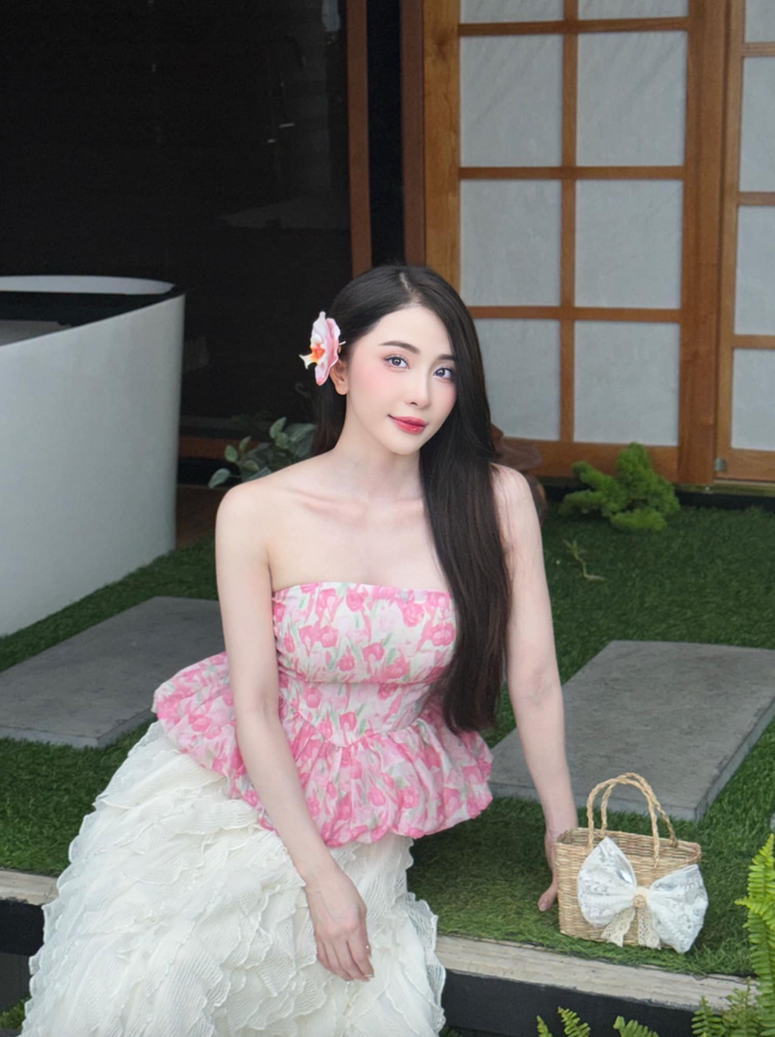 Làn da trắng sáng, mịn màng là ưu điểm giúp Quỳnh Nga toả sáng trong mỗi lần xuất hiện.