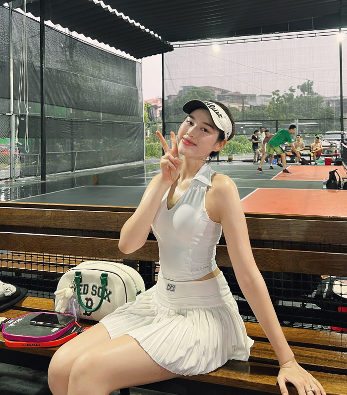 Đỗ Thị Hà vui vẻ chụp ảnh trên sân chơi pickleball. Người đẹp thể hiện sự nghiêm túc khi tập bộ môn hot-trend. Ảnh: Instagram doha.hhvn