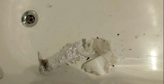 Hiện trường phòng khách sạn mà ca sĩ Liam Payne ở trước khi qua đời. Người ta tìm thấy nhiều vật dụng lạ, nghi có liên quan đến ma tuý. 