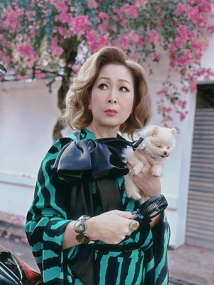 Nhân vật của NSND Hồng Vân trong phim điện ảnh Cô Dâu Hào Môn chạy đua vật chất với gia đình Thu Trang. Nhà sản xuất lo trang phục, trang sức cho các diễn viên để phù hợp với vai diễn.