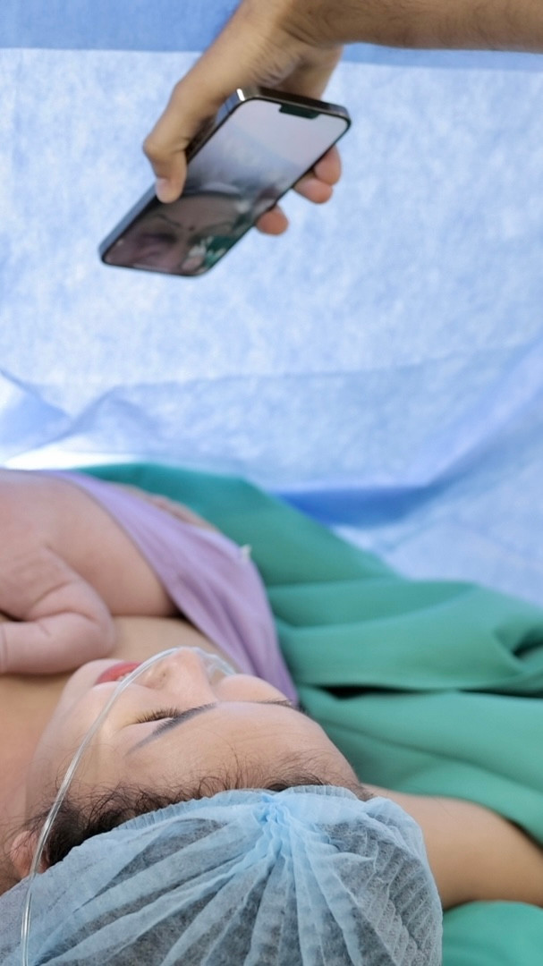 Từ Ấn Độ, mẹ chồng Võ Hạ Trâm luôn mong ngóng, theo dõi tình hình của con dâu và cháu nội.