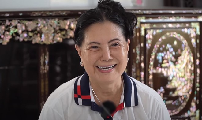 Bà Năm nổi tiếng trong giới sưu tập đồ cổ. 