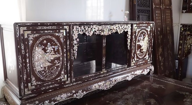 Tủ khảm cổ được trưng bày cùng chiếc phản. 