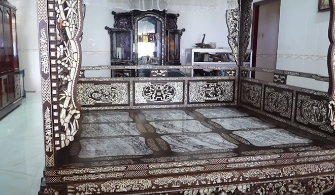 Chiếc giường cổ trị giá tiền tỉ. 