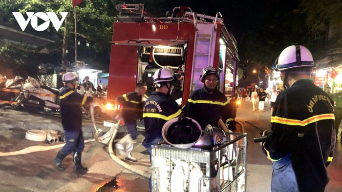 Lực lượng chức năng có mặt tại hiện trường vụ cháy. Ảnh: VOV