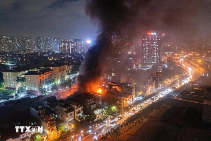 Cháy kho hàng ở ngõ 124 Vĩnh Tuy, phường Vĩnh Tuy, quận Hai Bà Trưng. Ảnh: TTXVN