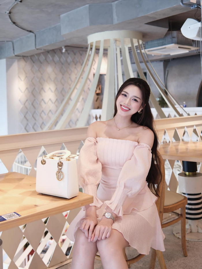 Đỗ Thị Hà luôn thu hút với làn da trắng sáng, mịn màng không tì vết.