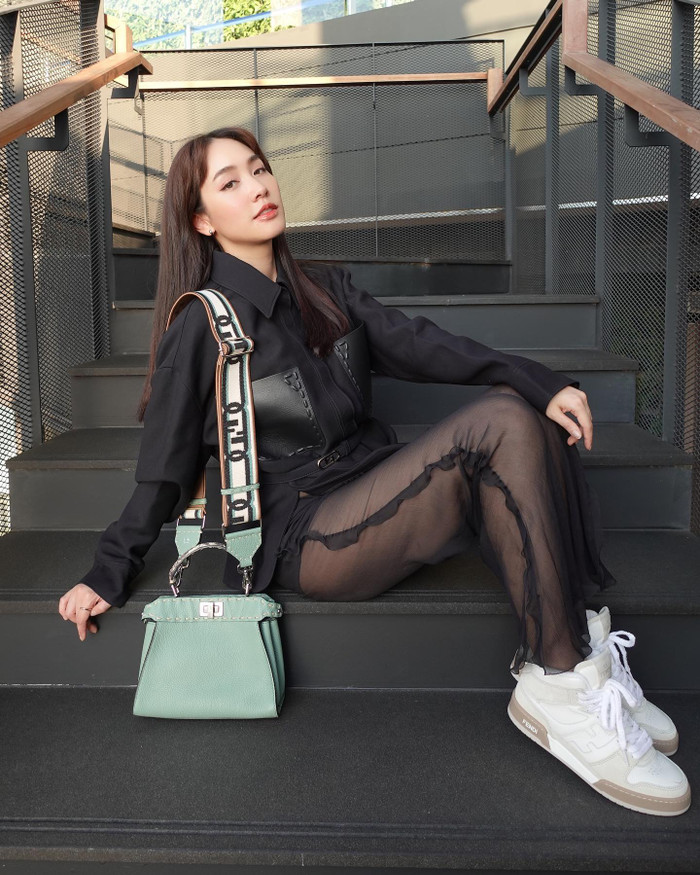 Trên trang cá nhân, Min Pechaya sở hữu nhiều đồ hiệu từ túi cho đến quần áo, giày dép.