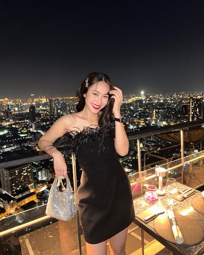 Được biết, Min Pechaya có xuất thân từ gia đình giàu có. Theo Sanook, gia đình của Á hậu đã xây dựng được đế chế hùng mạnh tại tỉnh Khon Kaen với trị giá 500 triệu bath. 