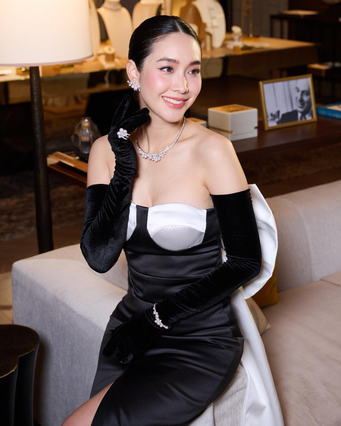 Sau khi đạt danh hiệu, Min Pechaya được ký hợp đồng với Kênh 7 và nhận vai chính trong bộ phim 'Pla Boo Thong' năm 2009. Vai diễn này đã giúp cô ghi dấu ấn đậm nét trong lòng khán giả và mở ra cánh cửa vào thế giới showbiz.