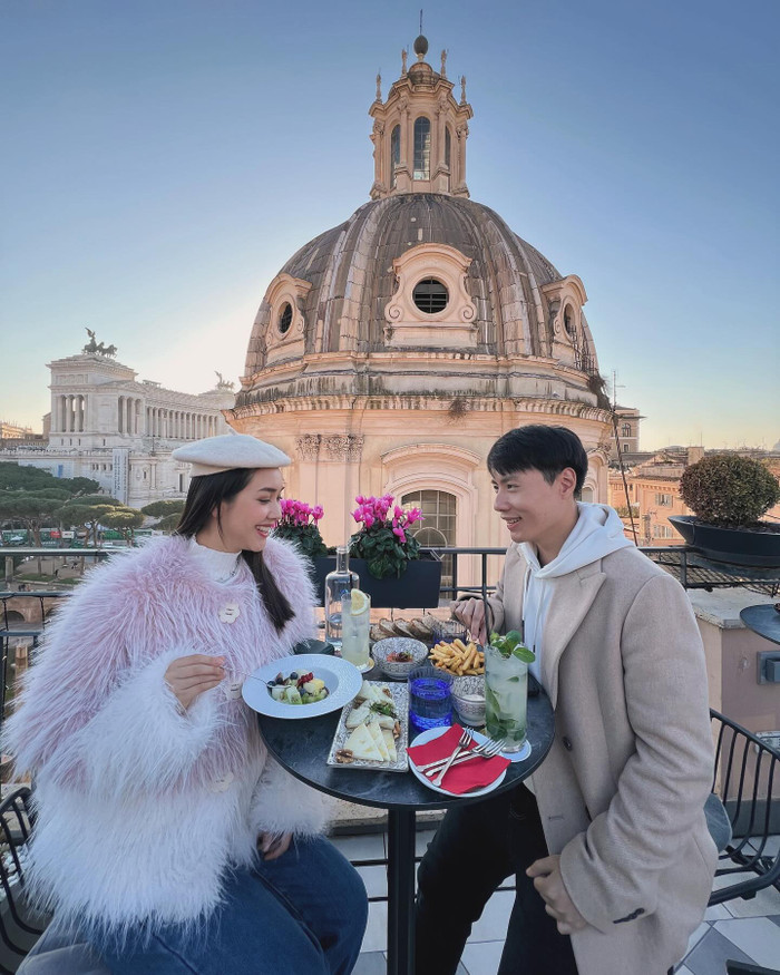 Với tài chính vững chắc, Á hậu Min Pechaya liên tục check-in tại các địa điểm hạng sang ở nước ngoài cùng bạn trai. 