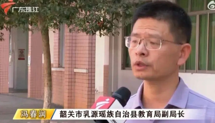 Phó giám đốc sở Giáo Dục trả lời phỏng vấn từ cơ quan báo chí (Ảnh: Sohu)