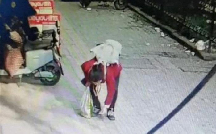 Bị mắng té tát khi trả vòng cổ 600 triệu, người phụ nữ đâm đơn kiện nhưng kết quả bất ngờ Ảnh 2