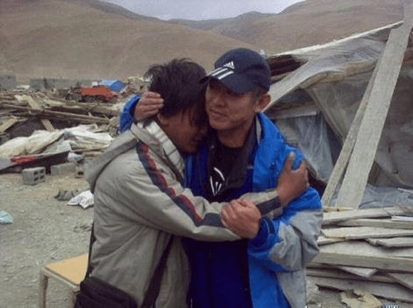 Lý Liên Kiệt trong chuyến từ thiện tại thị trấn Nhã An năm 2013. Ảnh: Sưu tầm