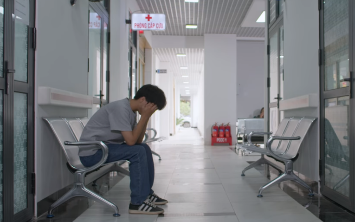 Trong tập 57 Đi Giữa Trời Rực Rỡ, Chải bị tai nạn nhập viện.