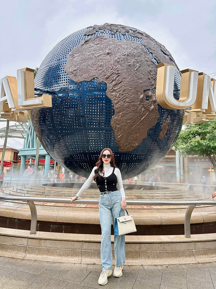 Bảo Thy còn sở hữu một chiếc túi thuộc dòng Kelly mang kích thước lớn hơn. Tuỳ thuộc vào kích thước, nó sẽ có mức giá dao động từ 22.000 USD - 25.000 USD (khoảng 500 - 600 triệu đồng).