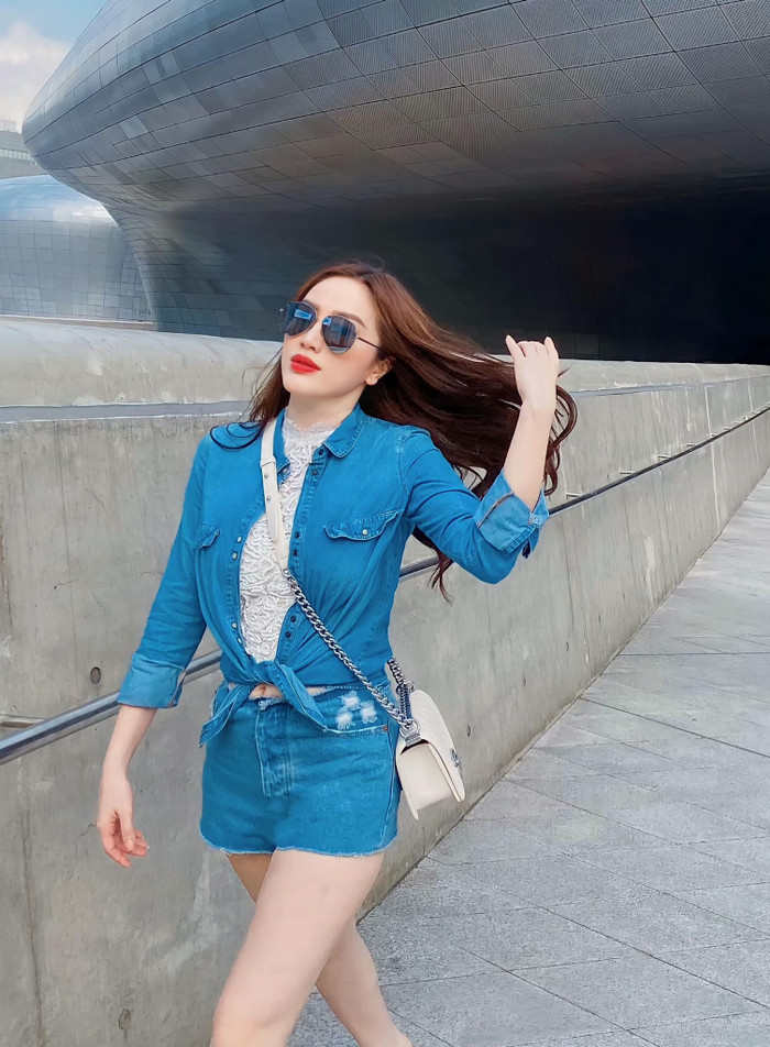 Bảo Thy còn chi thêm gần 200 triệu đồng để mua một mẫu túi xách theo form dáng hình chữ nhật, mang tông màu trắng chủ đạo của thương hiệu kể trên.