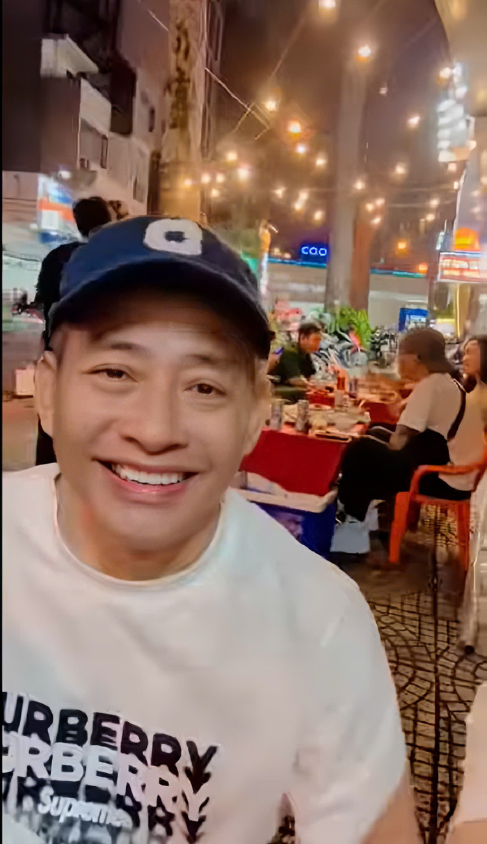 Tấn Beo với thần thái vui vẻ.