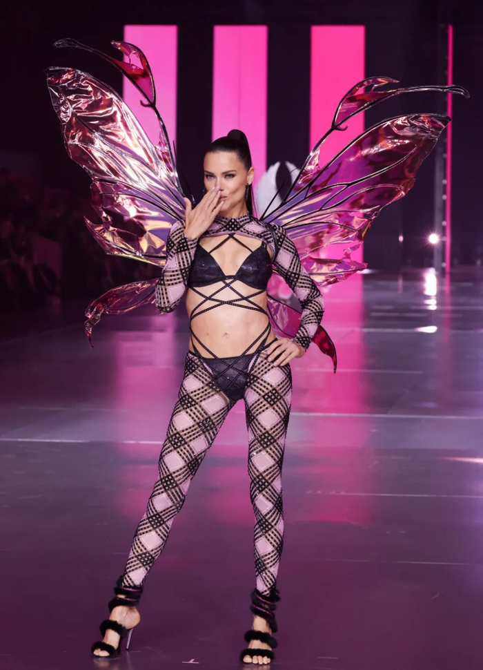 Adriana Lima khoe vóc dáng chuẩn chỉnh với bộ cánh khoét xẻ táo bạo.