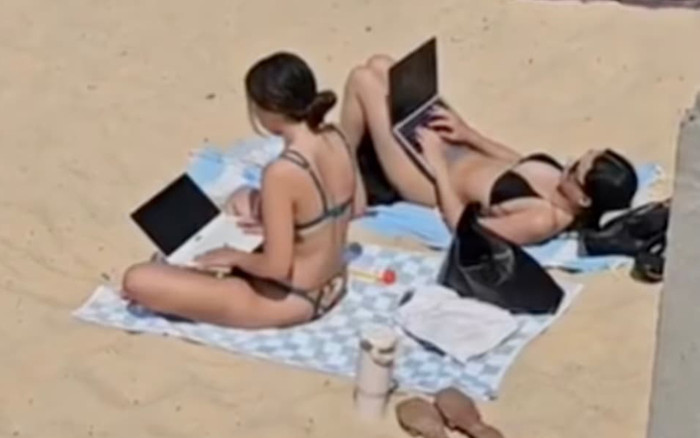 Hai cô gái thản nhiên mặc bikini làm việc ở bãi biển, dân tình tranh cãi gay gắt Ảnh 2