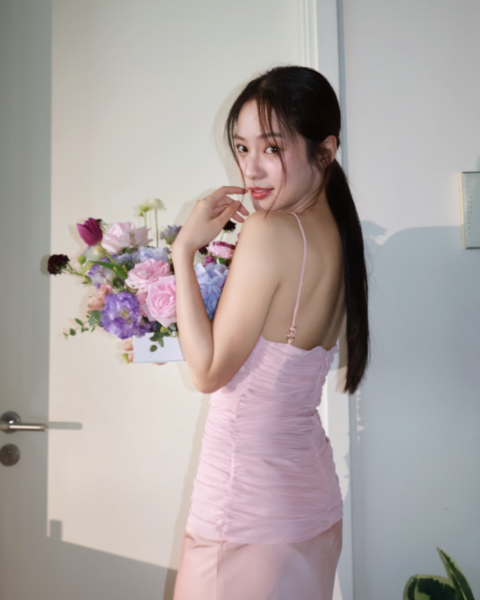 Học lỏm gu thời trang 'trẻ mãi không già' của hot girl số một Thái Lan Ảnh 6