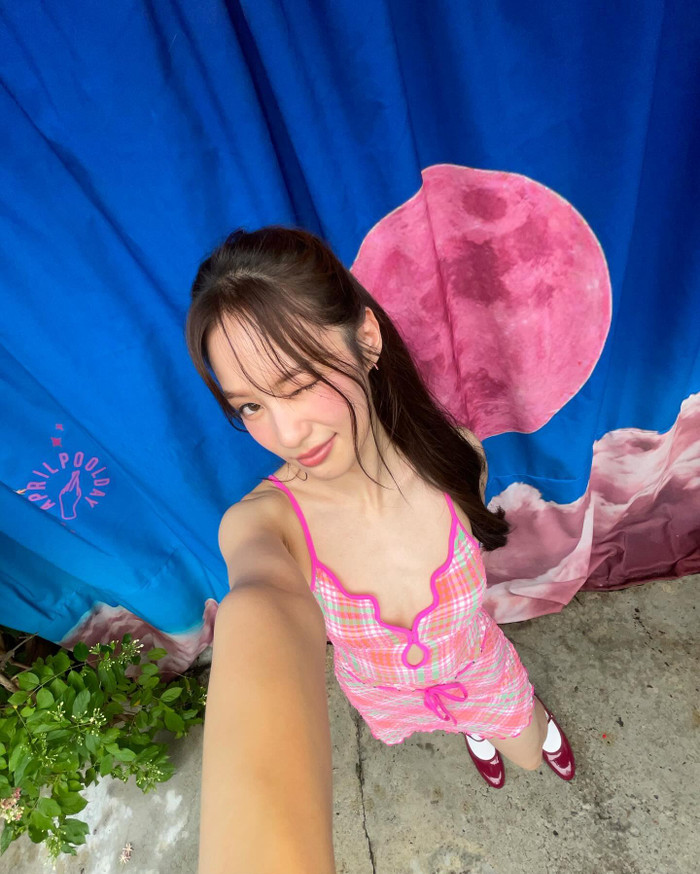 Học lỏm gu thời trang 'trẻ mãi không già' của hot girl số một Thái Lan Ảnh 4