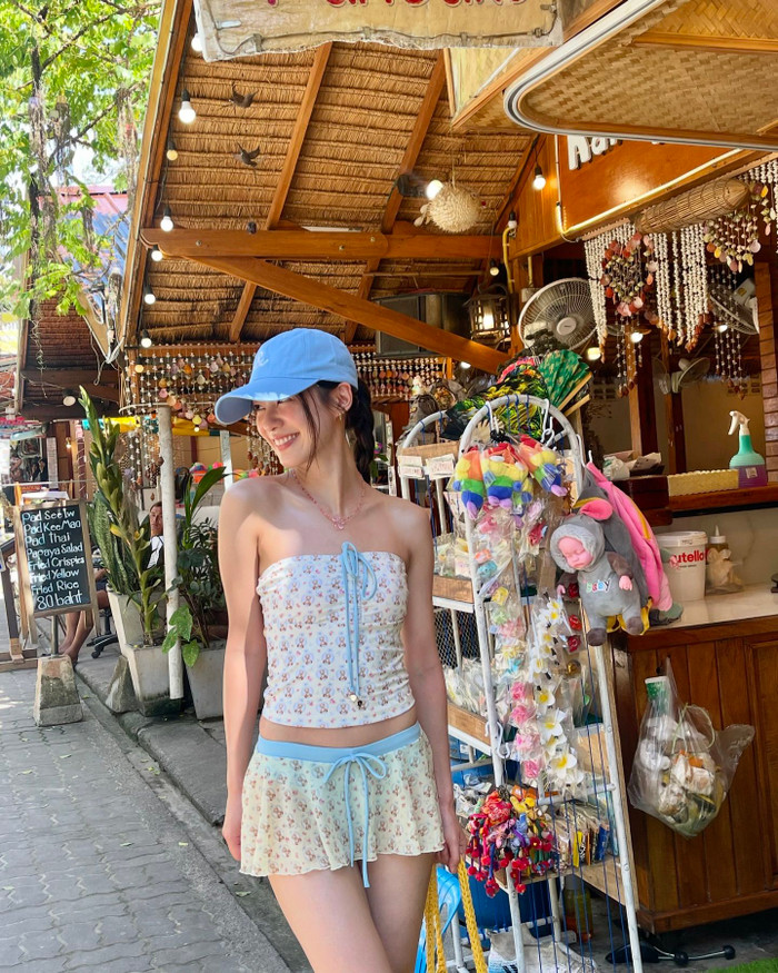 Học lỏm gu thời trang 'trẻ mãi không già' của hot girl số một Thái Lan Ảnh 5