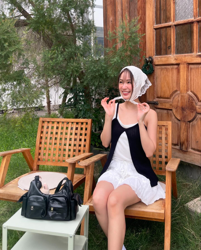 Học lỏm gu thời trang 'trẻ mãi không già' của hot girl số một Thái Lan Ảnh 7