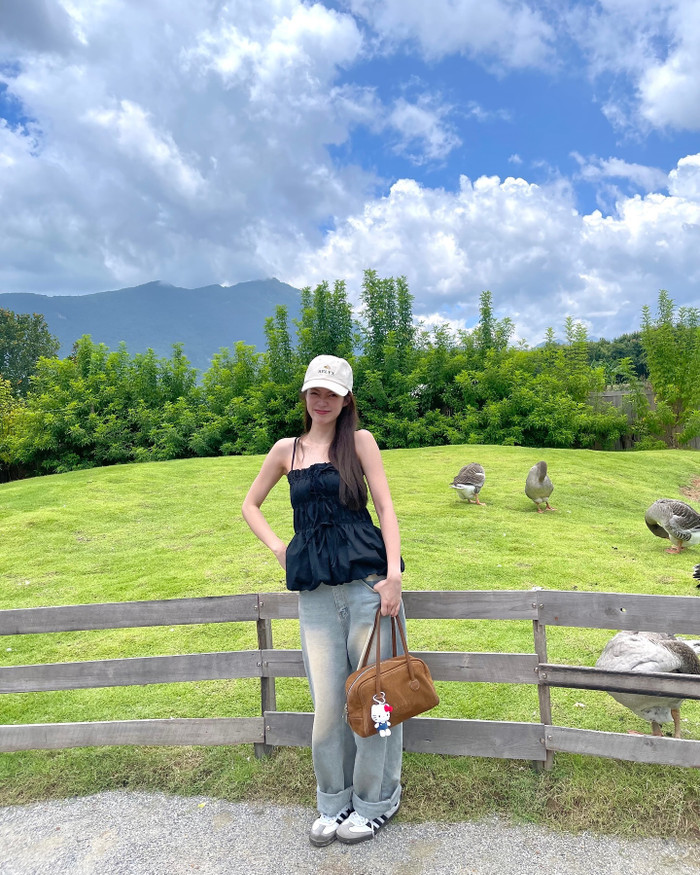 Học lỏm gu thời trang 'trẻ mãi không già' của hot girl số một Thái Lan Ảnh 12