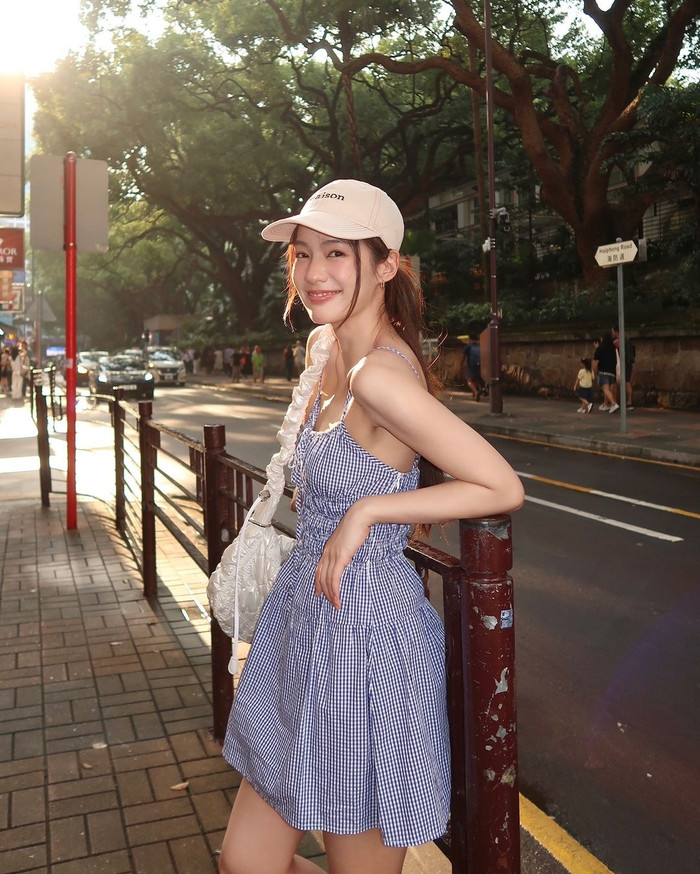 Học lỏm gu thời trang 'trẻ mãi không già' của hot girl số một Thái Lan Ảnh 8