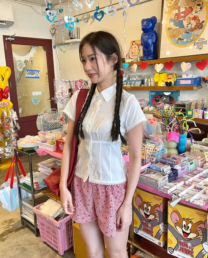 Học lỏm gu thời trang 'trẻ mãi không già' của hot girl số một Thái Lan Ảnh 3