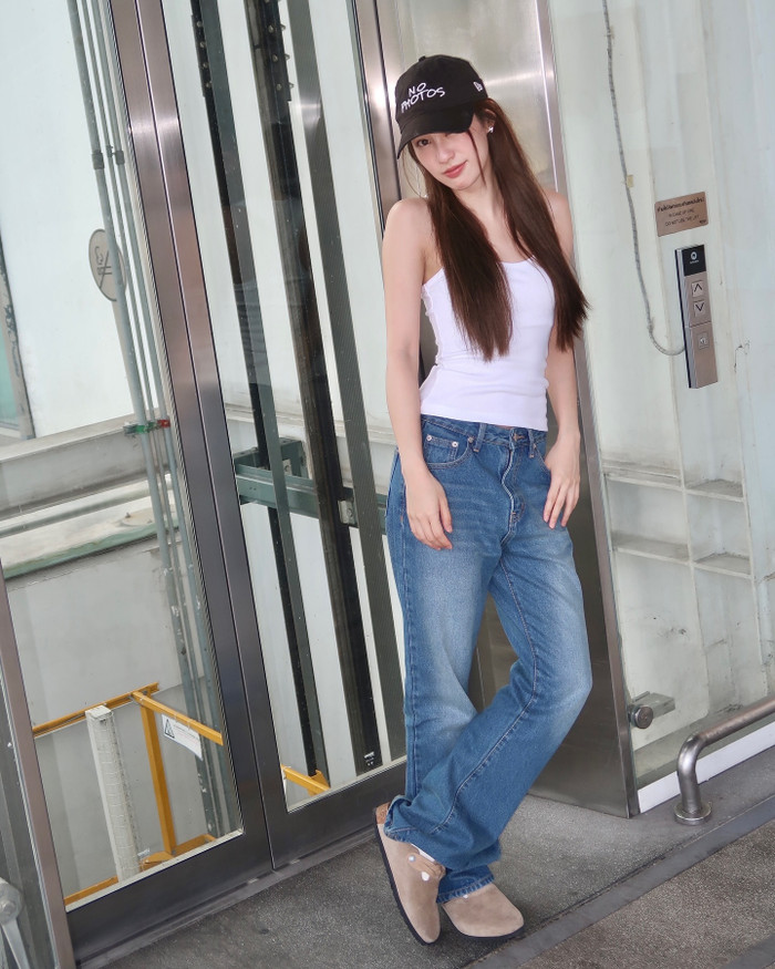 Học lỏm gu thời trang 'trẻ mãi không già' của hot girl số một Thái Lan Ảnh 11