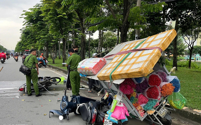 Người phụ nữ TP.HCM đứng bán hoa bên đường bị xe máy tông tử vong Ảnh 2