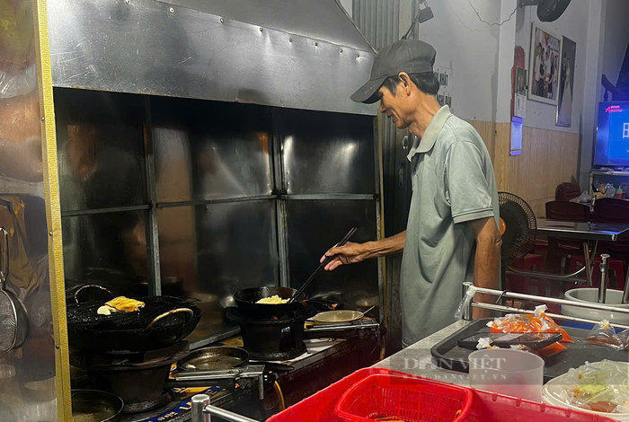 Ông D.V.T chủ quán cơm gà gần nơi xảy ra vụ việc. (Ảnh Dân Việt)