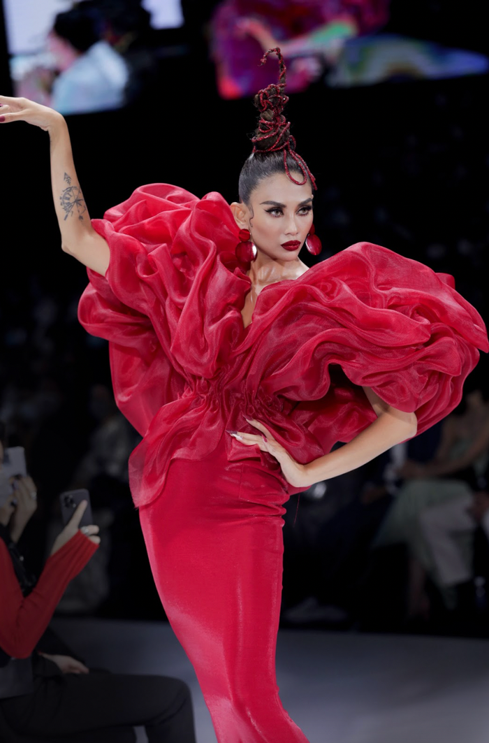 Võ Hoàng Yến vực dậy hào quang ngoạn mục nhờ sự bản lĩnh, dám đương đầu.