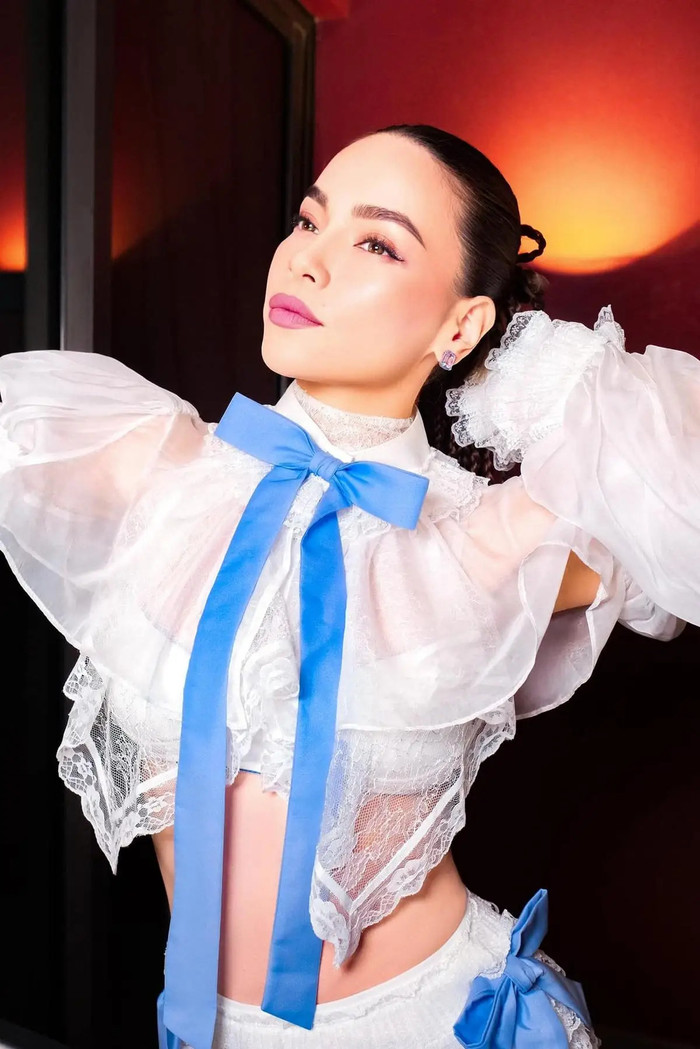 Bí quyết để Hồ Ngọc Hà chinh phục kiểu trang phục xuyên thấu nằm ở việc luôn chọn nội y đồng màu.