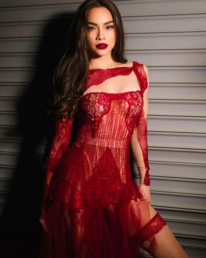 Hồ Ngọc Hà còn ưu ái thời trang xuyên thấu khi xuất hiện trên thảm đỏ và sân khấu. 