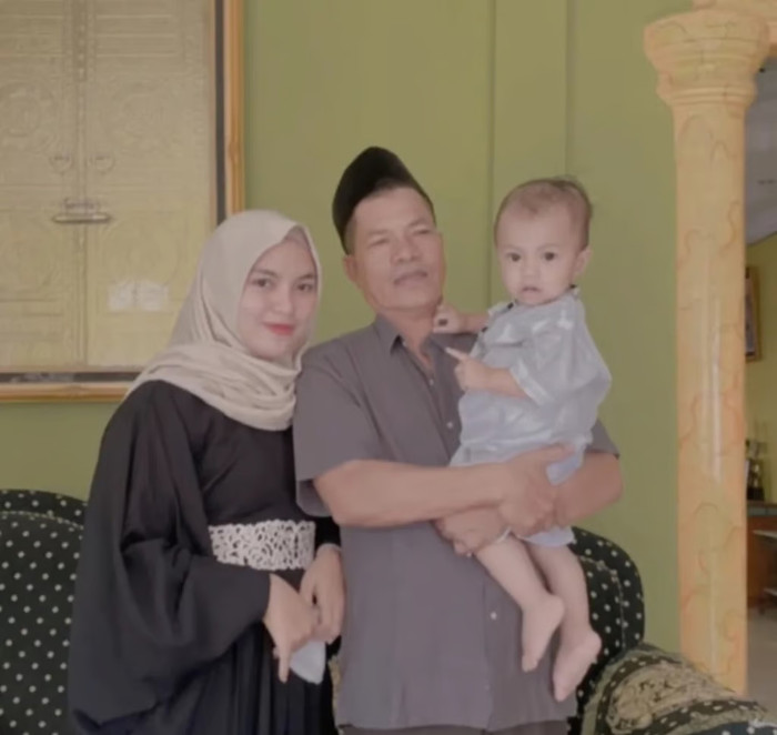 Cô bé 9 tuổi đi ăn đám cưới người quen, 10 năm sau trở thành vợ chú rể Ảnh 2