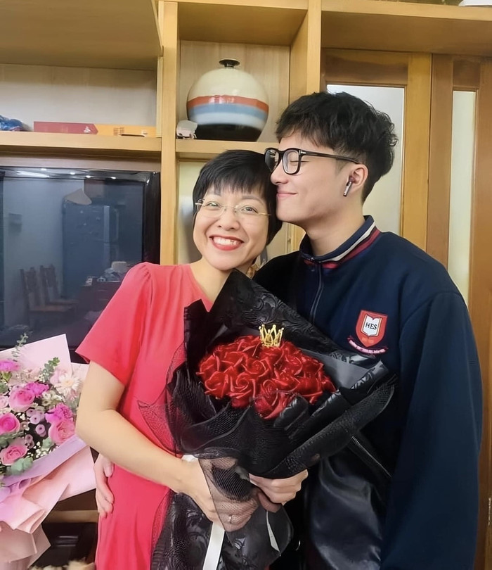 MC Thảo Vân và con trai.