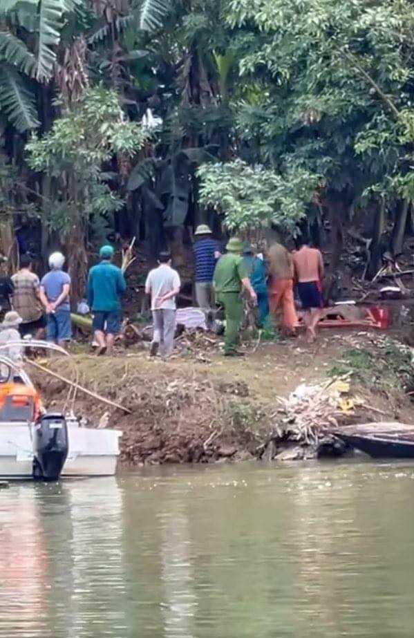 Hai nữ sinh nghi nhảy cầu đang là học sinh lớp 8 một trường THCS huyện Lạc Thủy (Ảnh người dân cung cấp)