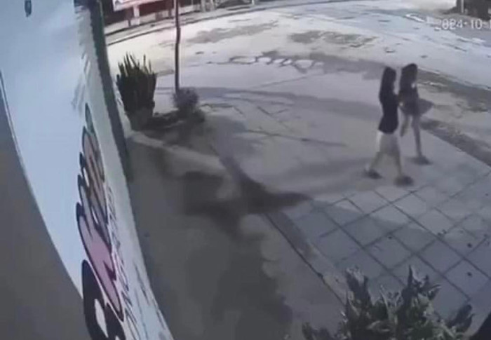 Sau khi check camera nhà dân phát hiện 2 nữ sinh THCS tại Lạc Thủy - Hòa Bình có rời khỏi nhà vào lúc 1h30 sáng ngày 17/10 (Ảnh người dân cung cấp).