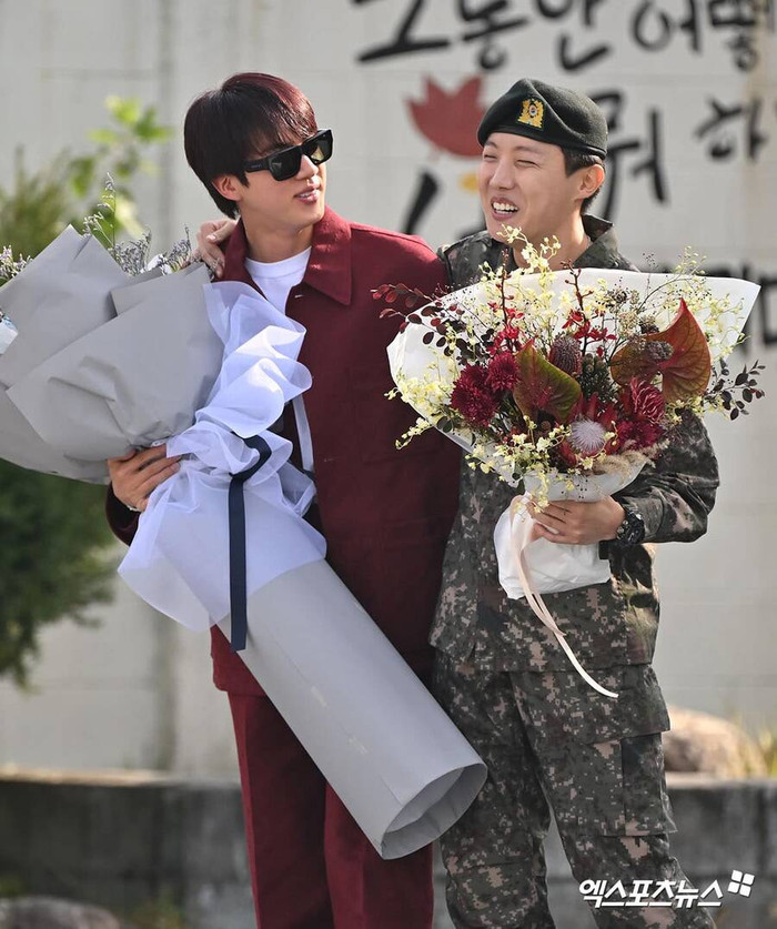 Jin thay mặt BTS đến đón J-Hope xuất ngũ. 